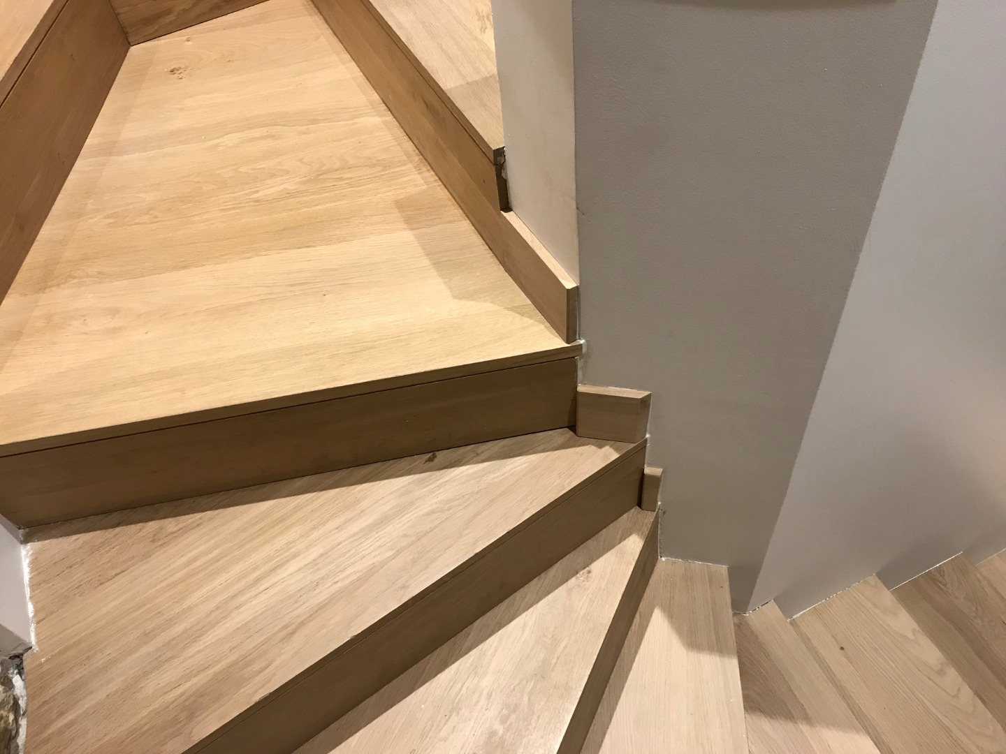 Habillage bois sur escalier béton